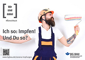 Ein junger Handwerker mit Helm singt und benutzt seine Malerrolle als Mikrofon.