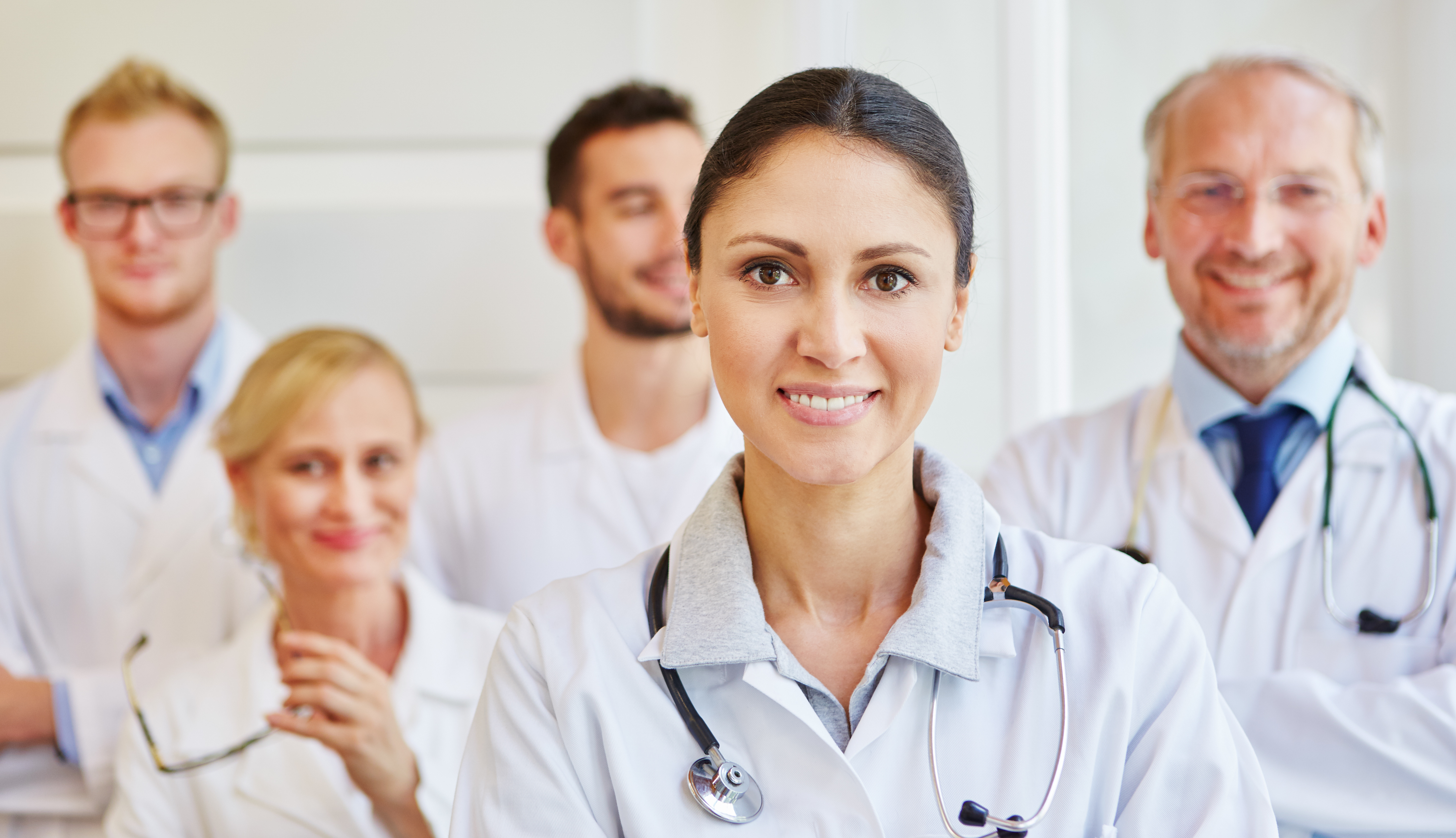 Portraitaufnahme von Ärzten in einem Krankenhaus.