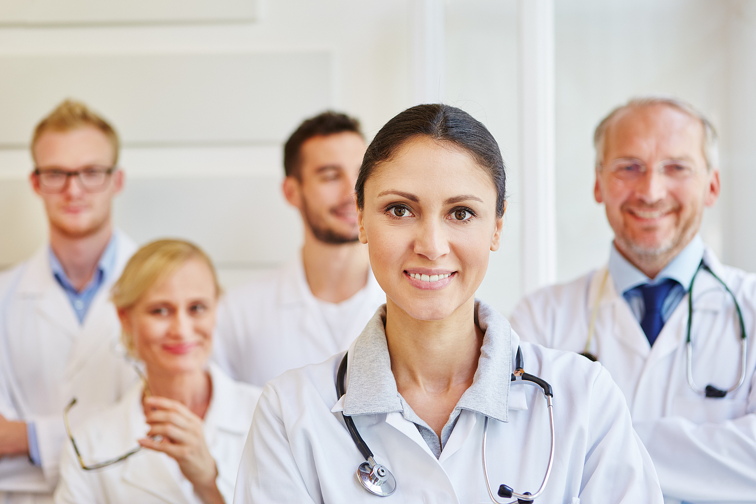 Portraitaufnahme von Ärzten in einem Krankenhaus.