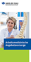 Titelbild des AMD-Flyers: Eine Arbeitsmedizinerin betrachtet ein großes Ohrmodell am Schreibtisch.