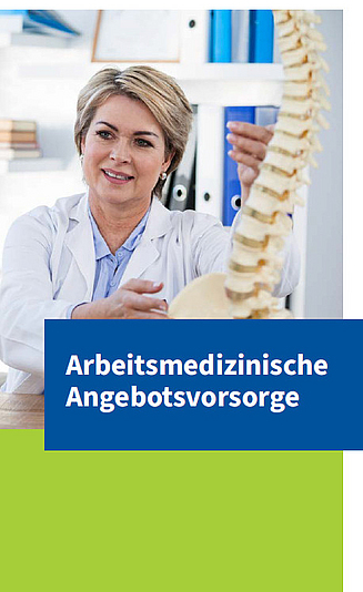 Titelbild des AMD-Flyers: Eine Arbeitsmedizinerin betrachtet ein großes Ohrmodell am Schreibtisch.